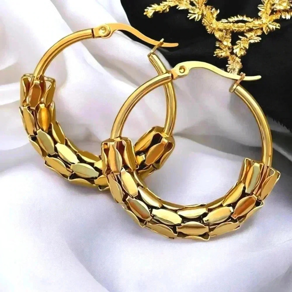 🆕️18K Gold Plated Stainless Steel Textured Hoop Earrings✨ Statement Jewelry - Picture 1 of 12